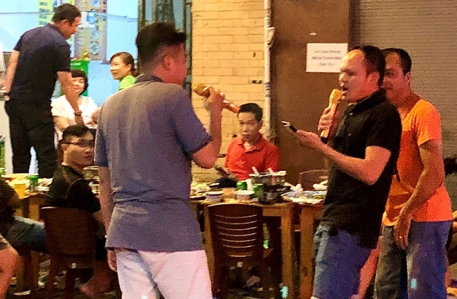 Hát karaoke sau 0h có thể bị phạt tiền