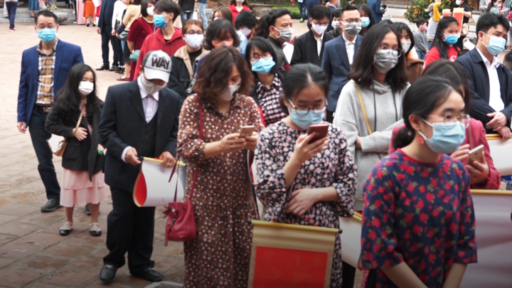 Video: Người Hà Nội xếp hàng xin chữ đầu năm tại Văn Miếu