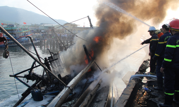 Cháy lớn tại âu thuyền Đà Nẵng, 3 tàu cá bị thiêu rụi
