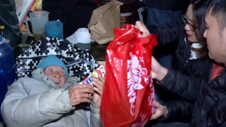 Video: Mang Tết đến với người vô gia cư ở Hà Nội