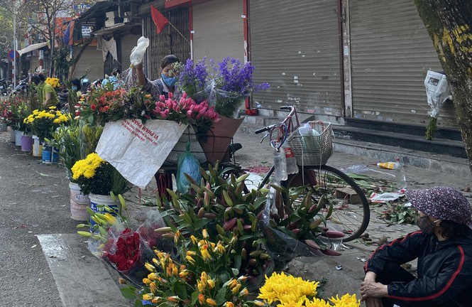 Đi chợ đầu năm: Hải sản tăng giá vùn vụt, hoa tươi rẻ hơn trước Tết