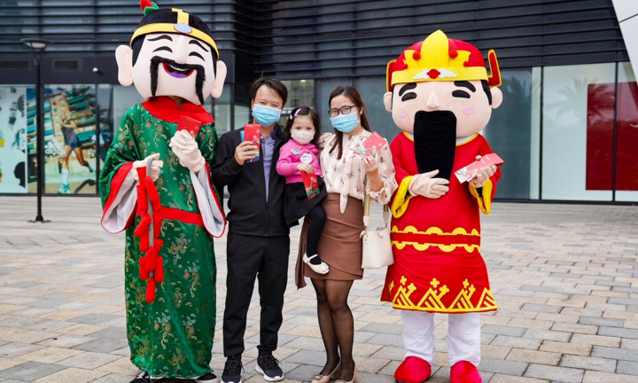 Không đi được đâu xa thì du xuân ngay tại Vincom đượm đà màu Tết