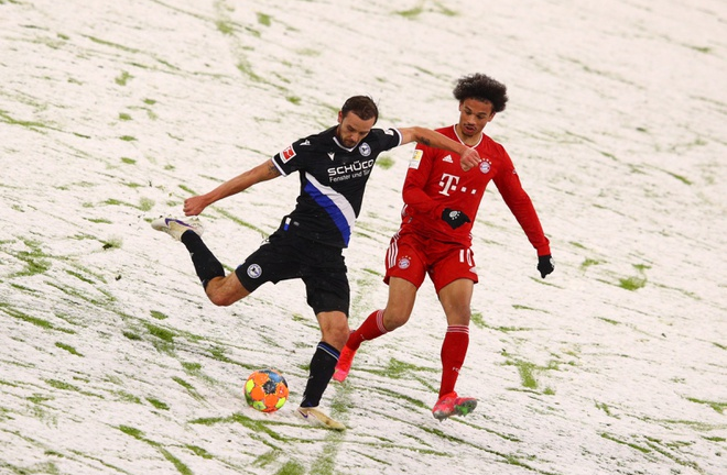 Bayern bị đội mới lên hạng cầm hòa trên sân phủ tuyết