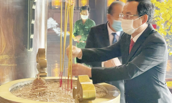 Lãnh đạo TP.HCM dâng hương tại đền tưởng niệm khu lịch sử truyền thống cách mạng