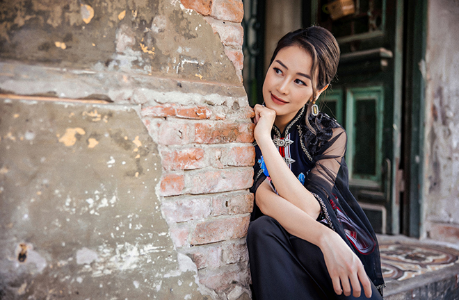 MC Phí Linh khoe eo thon gái một con