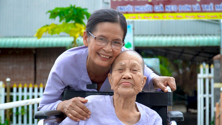 Video: 'Bồ tát sống' dành cả gia tài nuôi dưỡng 76 cụ già bị bỏ rơi, bệnh tật