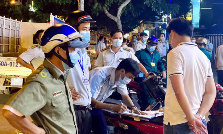 Ảnh: Nhiều nhà hàng ở TP.HCM vẫn đón cả trăm khách cùng lúc, bất chấp lệnh cấm