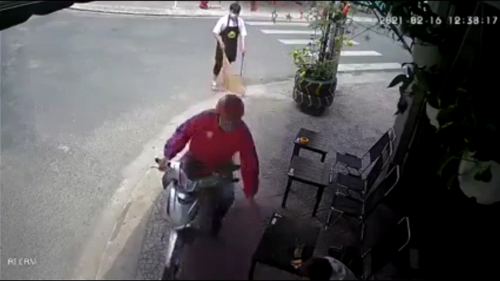 Video: Tên cướp giật điện thoại nhanh như chớp ở quán cà phê tại TP.HCM