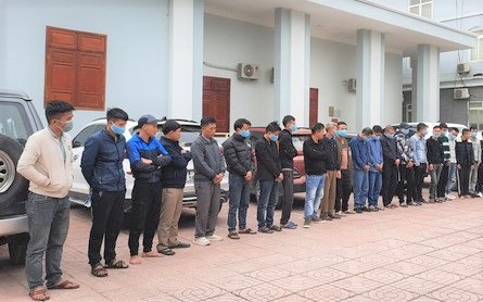 Bắt giữ 13 thanh niên tổ chức đá gà ăn tiền ở trại bò bỏ hoang ngày đầu năm