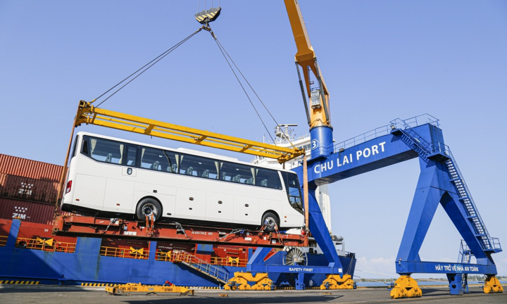 THACO xuất khẩu hơn 200 ô tô và linh kiện phụ tùng trong ngày ra quân đầu năm