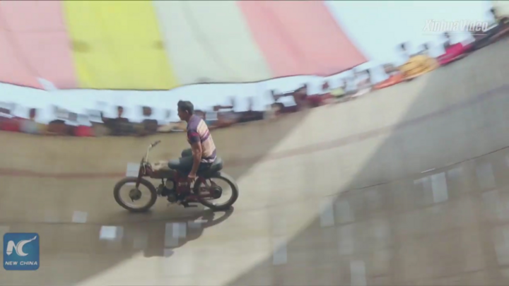 Video: Màn biểu diễn xiếc đi xe không cầm tay lái ở Bangladesh