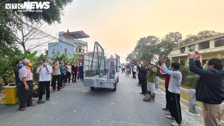 Ảnh: Thôn ở Bắc Ninh được dỡ phong tỏa sau 22 ngày cách ly, dân hò reo vui mừng