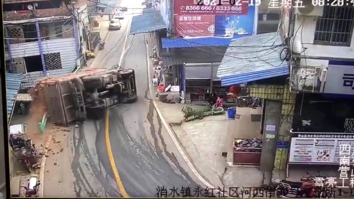 Video: Lật xe tải chở gạch đè chết hai người dân ở Trung Quốc