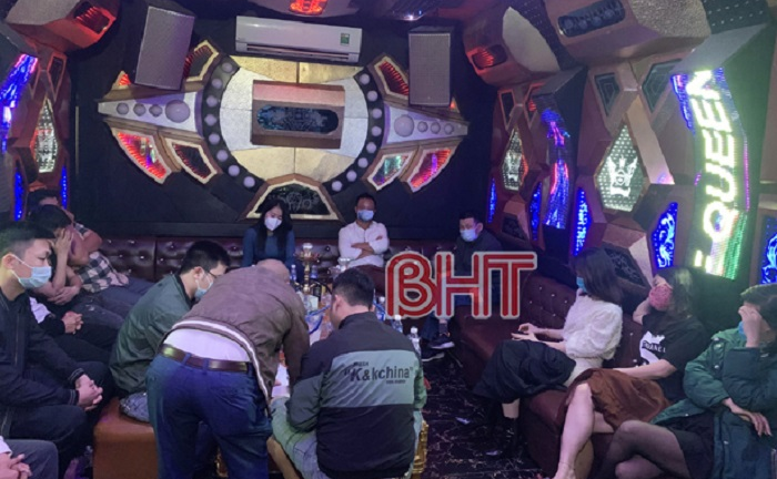10 thanh niên 'phê' ma túy trong quán karaoke ở Hà Tĩnh