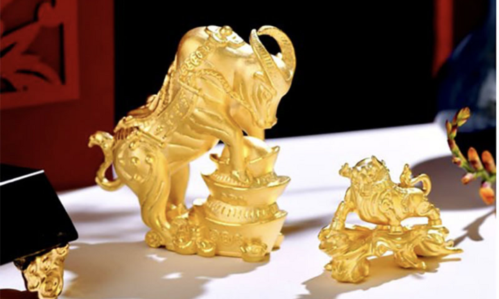 Con trâu bằng 20kg vàng ròng 'kéo' cả đàn trâu vàng đi rước Thần Tài