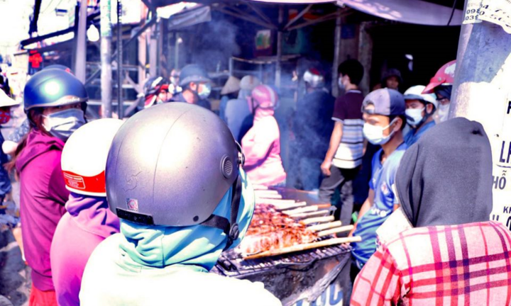 Ảnh: Người Sài Gòn đội nắng, chen nhau mua cá lóc nướng ngày vía thần Tài