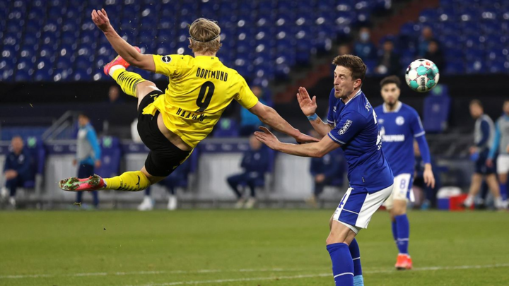 Video: Haaland bay người ghi siêu phẩm, Dortmund đè bẹp Schalke 