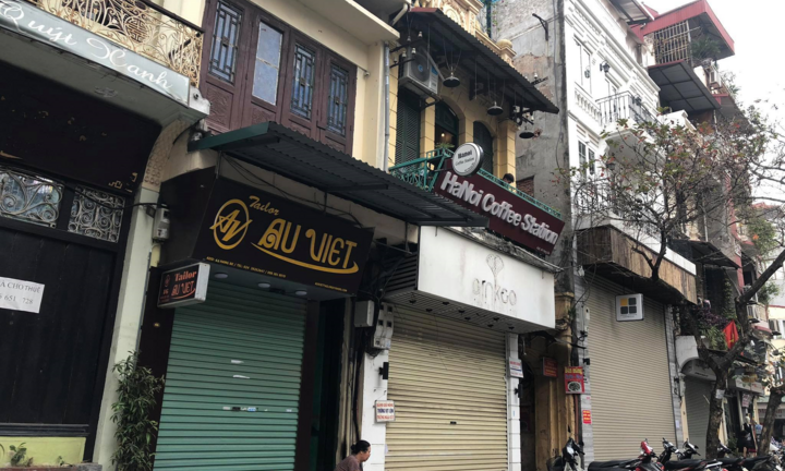 Hàng quán phố cổ Hà Nội nghỉ Tết kéo dài, khách sạn rao bán la liệt bằng tờ rơi