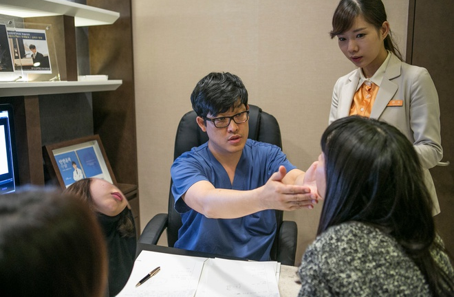 Trào lưu báo hiếu mới ở Hàn Quốc: Dẫn cha mẹ đi phẫu thuật thẩm mỹ