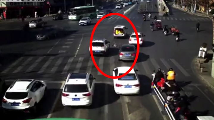 Video: Ô tô bung cốp, em bé rơi khỏi xe giữa ngã 4 tại Trung Quốc
