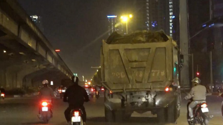 Kinh hãi xe quá khổ, quá tải hoành hành từ nội đô đến ngoại thành Hà Nội