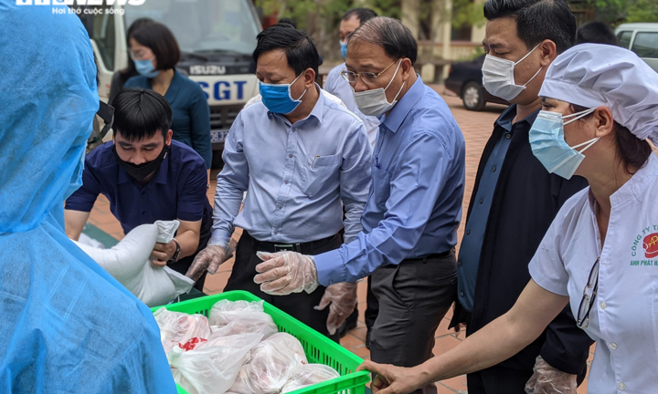 Ảnh: Lãnh đạo Hải Phòng mang thịt, gạo hỗ trợ người dân khu vực phong tỏa
