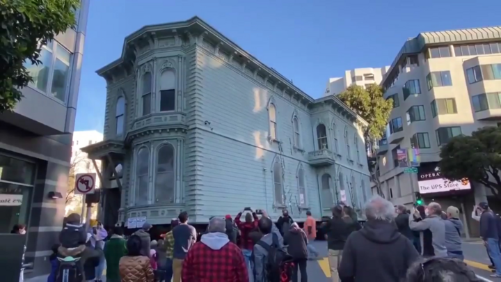 Video: Căn nhà cổ 139 năm tuổi 'lăn bánh' tới nơi ở mới