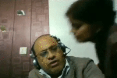 Clip chồng 'bị' vợ hôn khi đang họp trực tuyến gây bão mạng