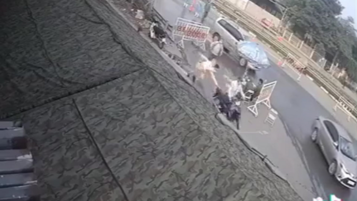 Video: Nam thanh niên tông vào chốt kiểm dịch, kéo lê chiến sĩ CSGT 