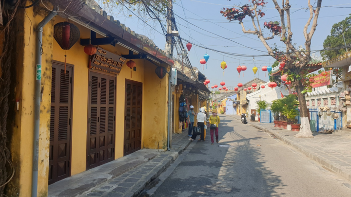 Nhiều ngày ngóng mỏi mắt không có một khách, chủ nhà hàng đóng cửa chờ hết dịch