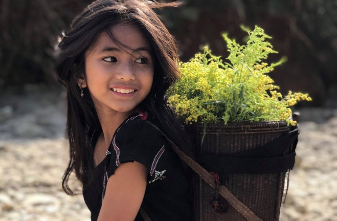 Vẻ đẹp rạng rỡ của bé gái dân tộc Pa Cô ở Quảng Trị