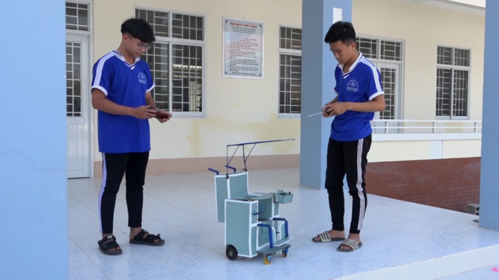 Video: Học sinh chế mô hình xe lăn thông minh dành cho người khuyết tật