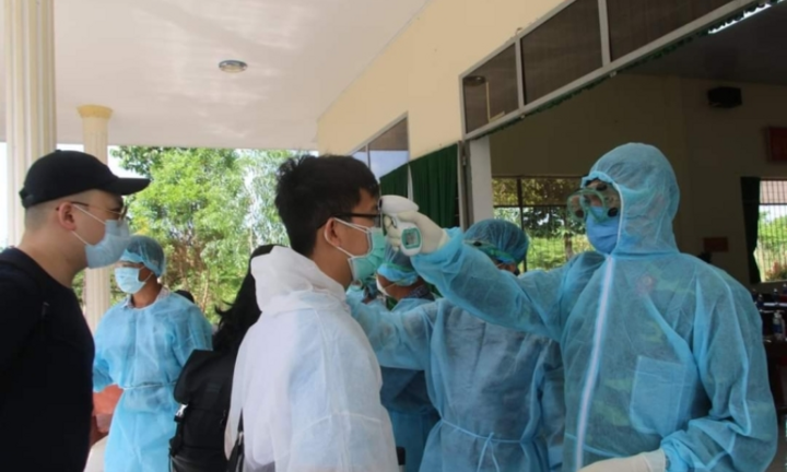 Những 'chiến sĩ áo trắng' trắng đêm tìm COVID-19