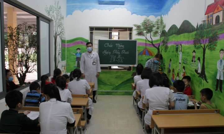 Lớp học đặc biệt ở Nghệ An nơi bác sĩ là thầy, bệnh nhân là trò