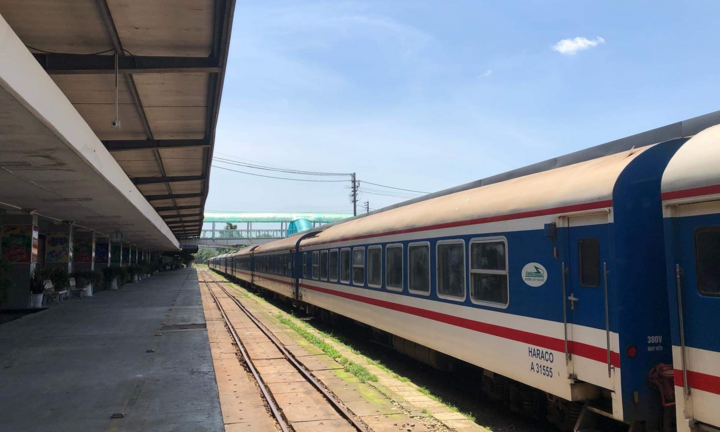 Khởi hành lại, giảm sâu giá vé đôi tàu khách Hà Nội - TP.HCM