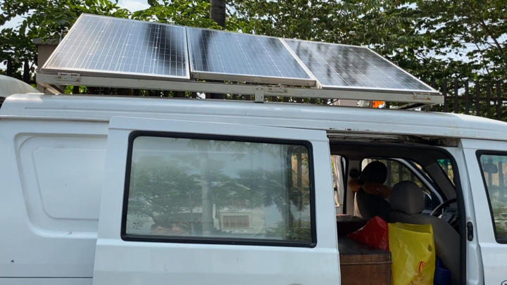 Video: Lắp pin năng lượng mặt trời trên nóc ô tô lấy điện sửa xe máy