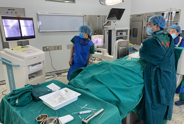 Bơm xi măng vào đốt sống, cứu cụ bà 101 tuổi khỏi liệt giường