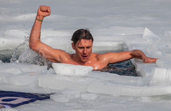 Video: Bơi 81m dưới lớp băng dày, kình ngư Séc lập kỷ lục thế giới