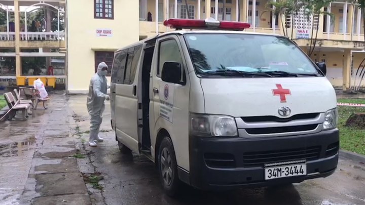 Video: Y bác sĩ vỡ òa niềm vui khi Bệnh viện Dã chiến số 1 Hải Dương giải thể