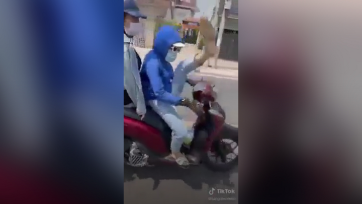 Video: Ngán ngẩm cảnh cô gái chở bạn 'làm xiếc' ngay trên xe máy