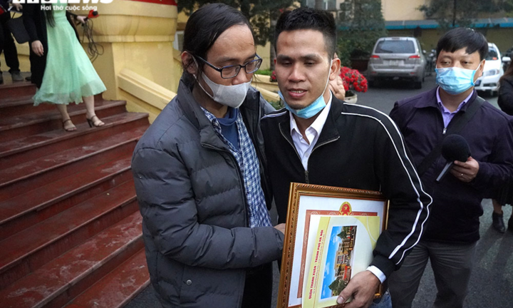 Video: Bố cháu bé rơi từ tầng 13 xúc động nghẹn ngào cảm ơn ân nhân