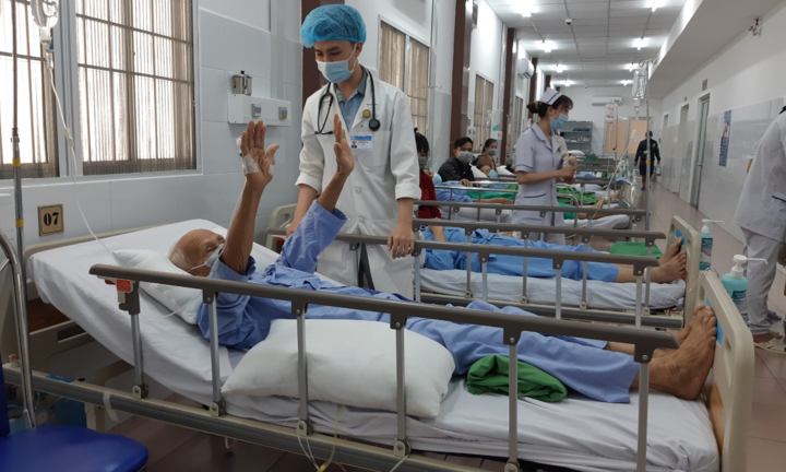 Thức dậy đi vệ sinh lúc 0h, cụ ông 84 tuổi đột ngột liệt nửa người