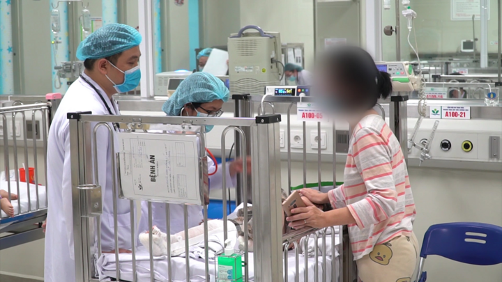 Video: Cập nhật mới nhất sức khỏe bé gái hơn 2 tuổi rơi từ tầng 13 chung cư 