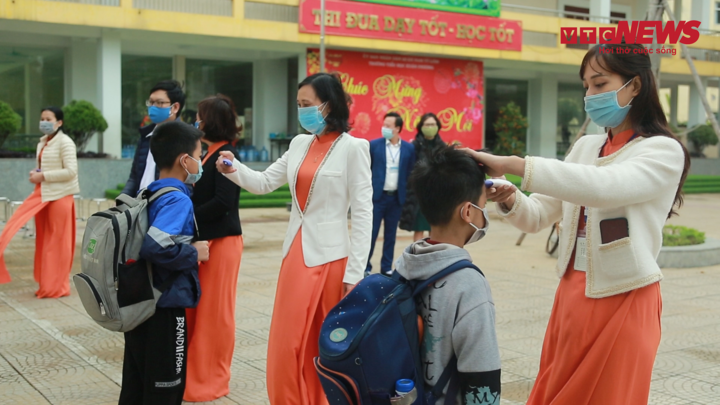 Video: Thầy trò trường Tiểu học Xuân Phương ngày đầu học tập, giảng dạy trở lại