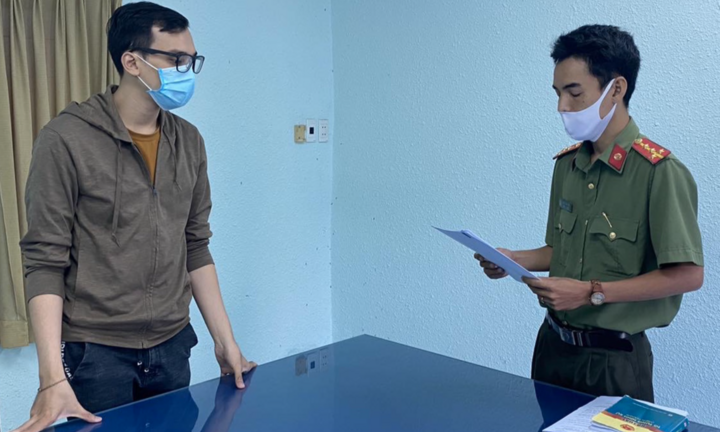 Đề nghị truy tố nam tiếp viên hàng không Vietnam Airlines làm lây lan COVID-19