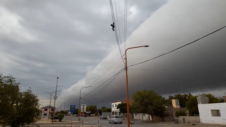 Video: Đám mây khổng lồ, chia đôi bầu trời ở Argentina