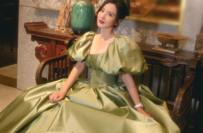 Váy chật khiến nữ diễn viên Trung Quốc phải nhập viện