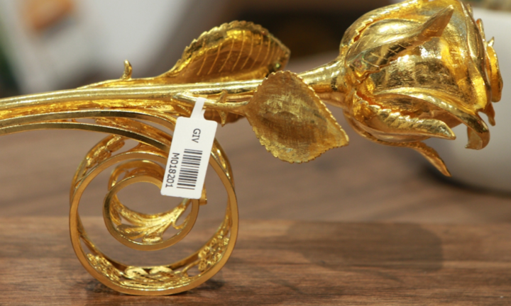 Quà độc 8/3: Bông hồng bằng vàng 24 nguyên khối giá 330 triệu đồng