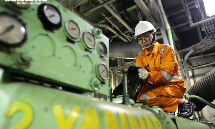 Cô gái Việt Nam đầu tiên 'xông pha' vào buồng máy tàu viễn dương