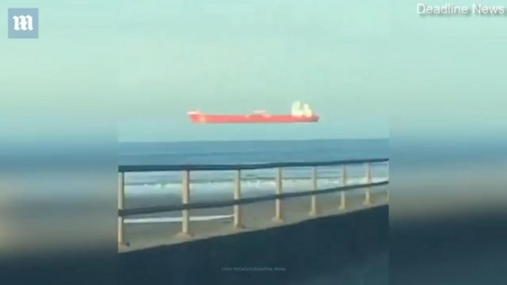 Video: Tàu biển 'bay' xuất hiện khiến nhiều người sửng sốt tại Scotland